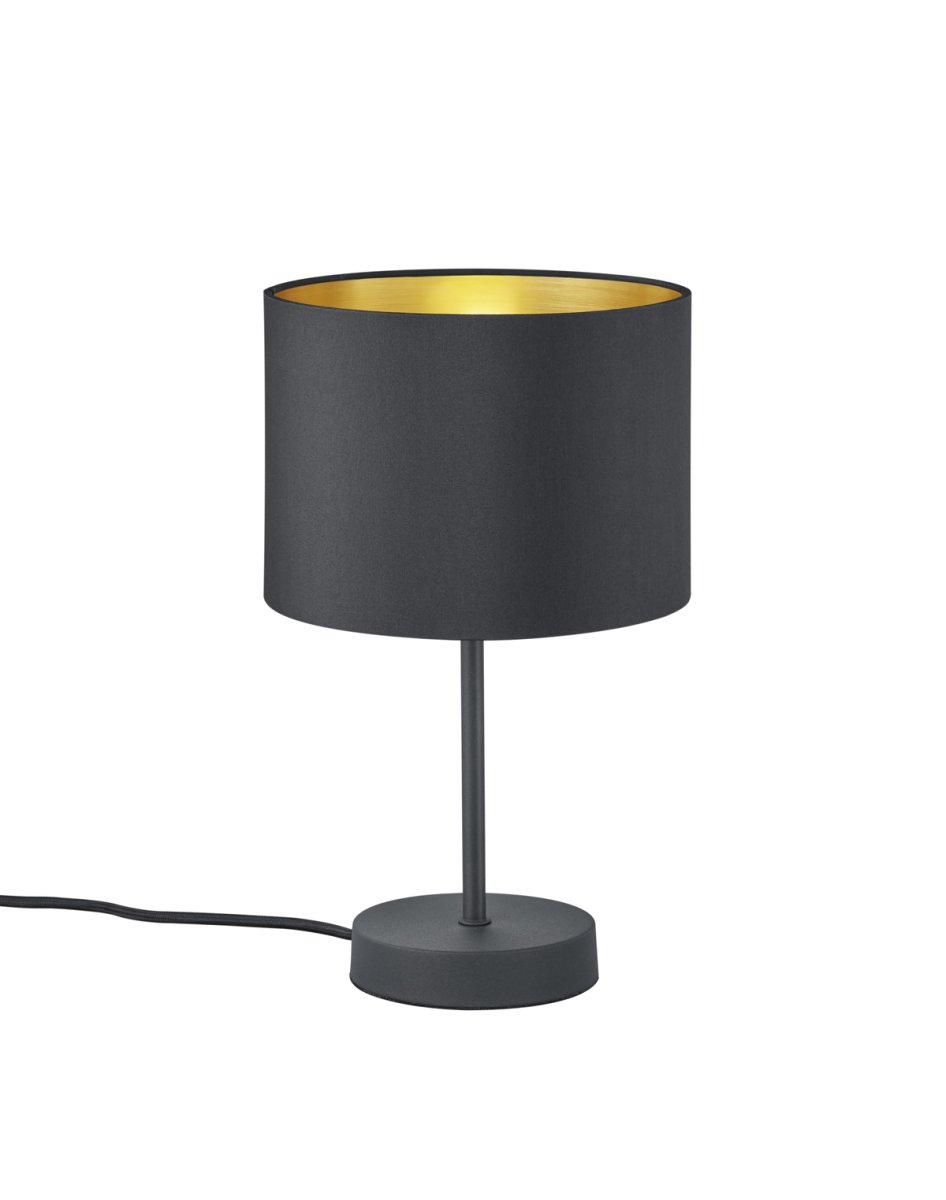 Hostel 33cm Svart bordlampe Fra Trio Lighting - Den svarte og gullfargekombinasjonen ser elegant og sofistikert ut, med en fantastisk lyseffekt.
