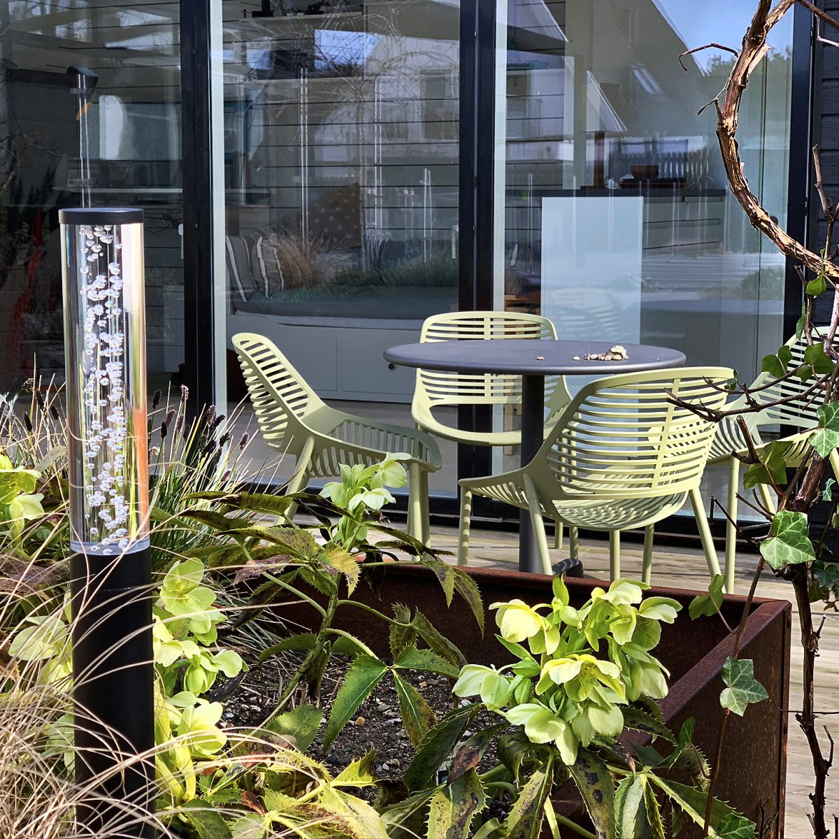 Pollux Svart Fra Lightson - Det er fint &aring; sette flere Pollux i en gruppe i et staudebed eller ved en dam og p&aring; s&aring; m&aring;te &aring; skape en vakker lysinstallasjon i hagen.