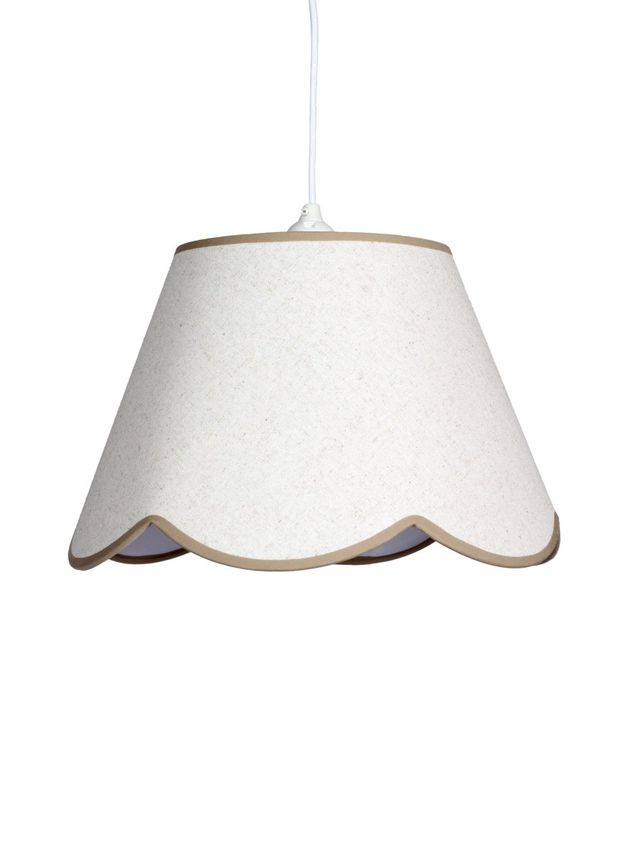 Nell Ø35 Beige Taklampe Fra PR Home - Den myke strukturen og den dekorative, b&oslash;lgeformede nedre kanten skaper et elegant og harmonisk uttrykk som passer inn i b&aring;de moderne og mer tradisjonelle hjem.
