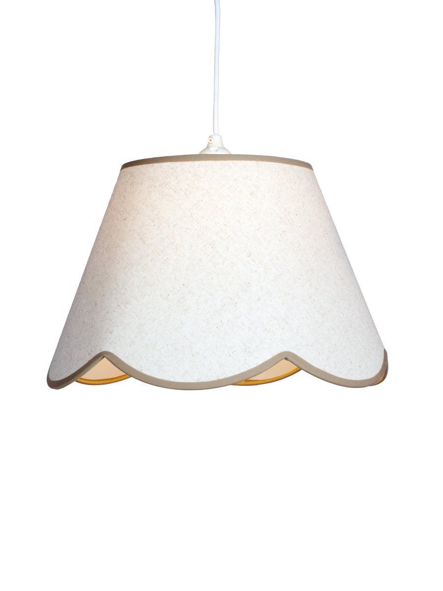 Nell Ø35 Beige Taklampe Fra PR Home - Den myke strukturen og den dekorative, b&oslash;lgeformede nedre kanten skaper et elegant og harmonisk uttrykk som passer inn i b&aring;de moderne og mer tradisjonelle hjem.