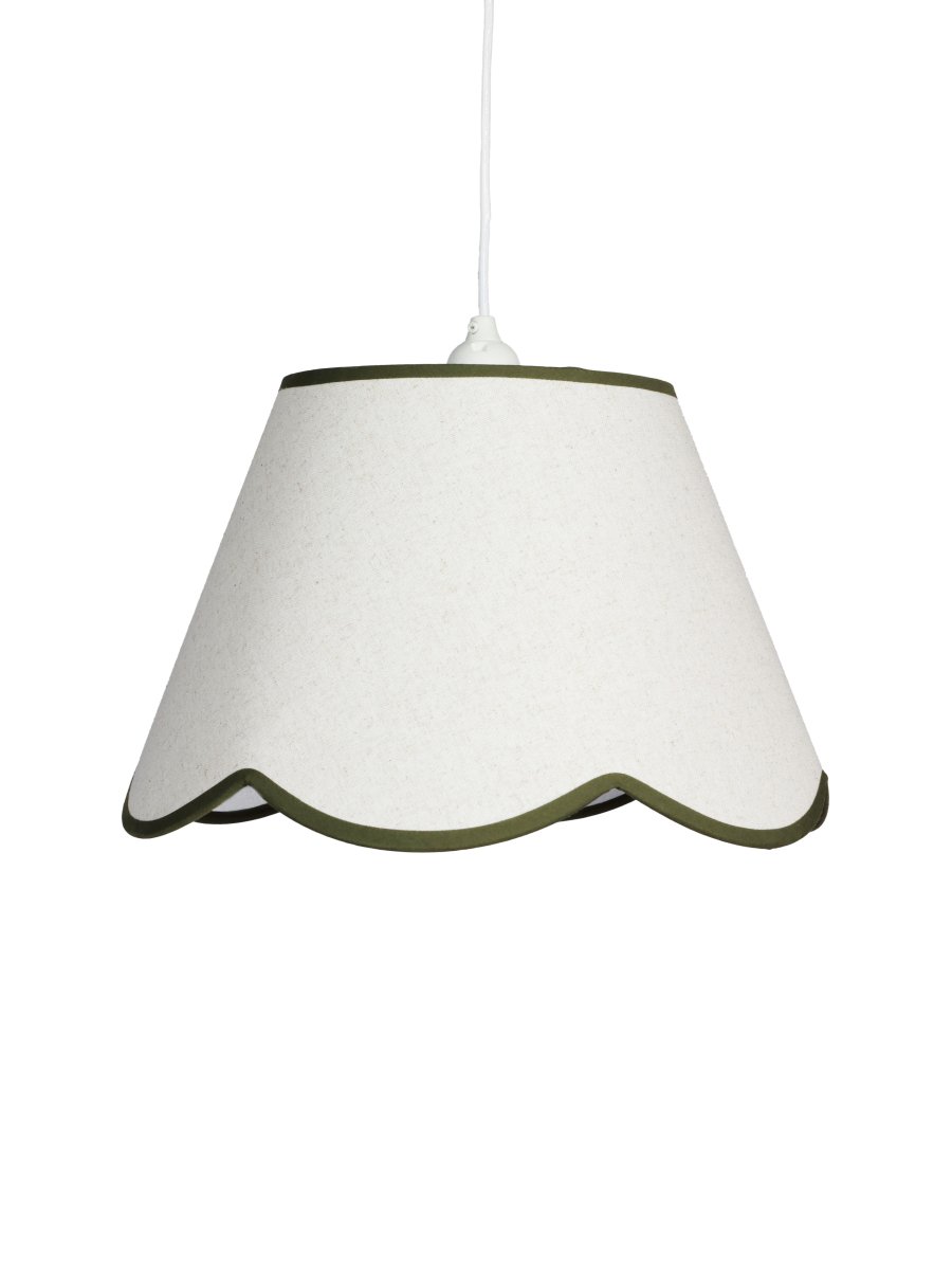 Nell Ø35 Beige/grønn Taklampe Fra PR Home - Den myke strukturen og den dekorative, b&oslash;lgeformede underkanten i m&oslash;rkegr&oslash;nn gir et elegant og harmonisk uttrykk som passer inn i b&aring;de moderne og mer tradisjonelle hjem.