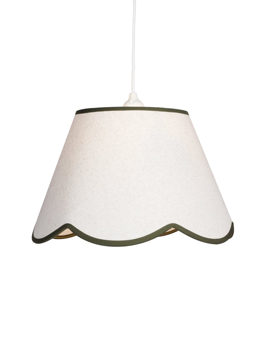 Nell Ø35 Beige/grønn Taklampe Fra PR Home - Den myke strukturen og den dekorative, b&oslash;lgeformede underkanten i m&oslash;rkegr&oslash;nn gir et elegant og harmonisk uttrykk som passer inn i b&aring;de moderne og mer tradisjonelle hjem.