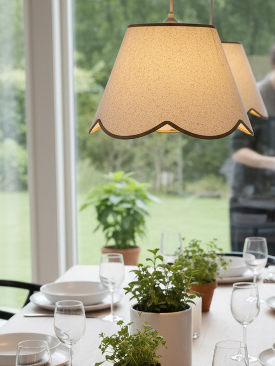 Nell Ø35 Beige/grønn Taklampe Fra PR Home - Den myke strukturen og den dekorative, b&oslash;lgeformede underkanten i m&oslash;rkegr&oslash;nn gir et elegant og harmonisk uttrykk som passer inn i b&aring;de moderne og mer tradisjonelle hjem.