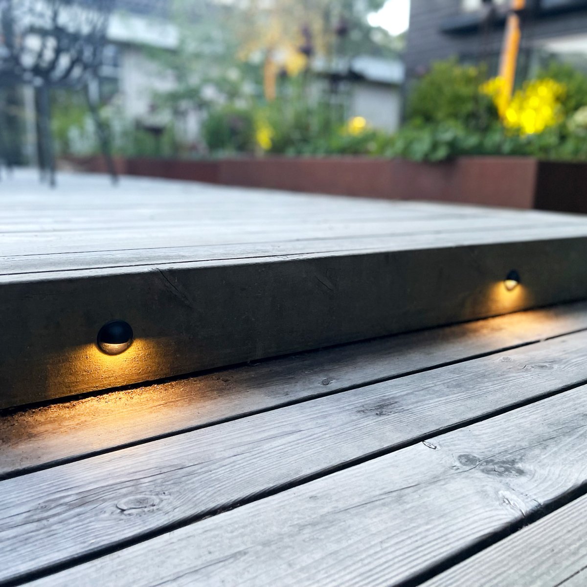 Aries 4 Svart Fra Lightson - Den er liten som en dekklykt, men har en "gonal" for &aring; unng&aring; forvirring.