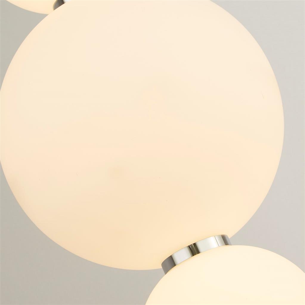 Snowball Ø18 Krom Taklampe Fra Searchlight - Snowball er en pendellampe som virkelig skiller seg ut – Med sine runde opalglasskjermer og et hint av krom har den et mykt, nesten taktilt uttrykk som mange andre lamper mangler.