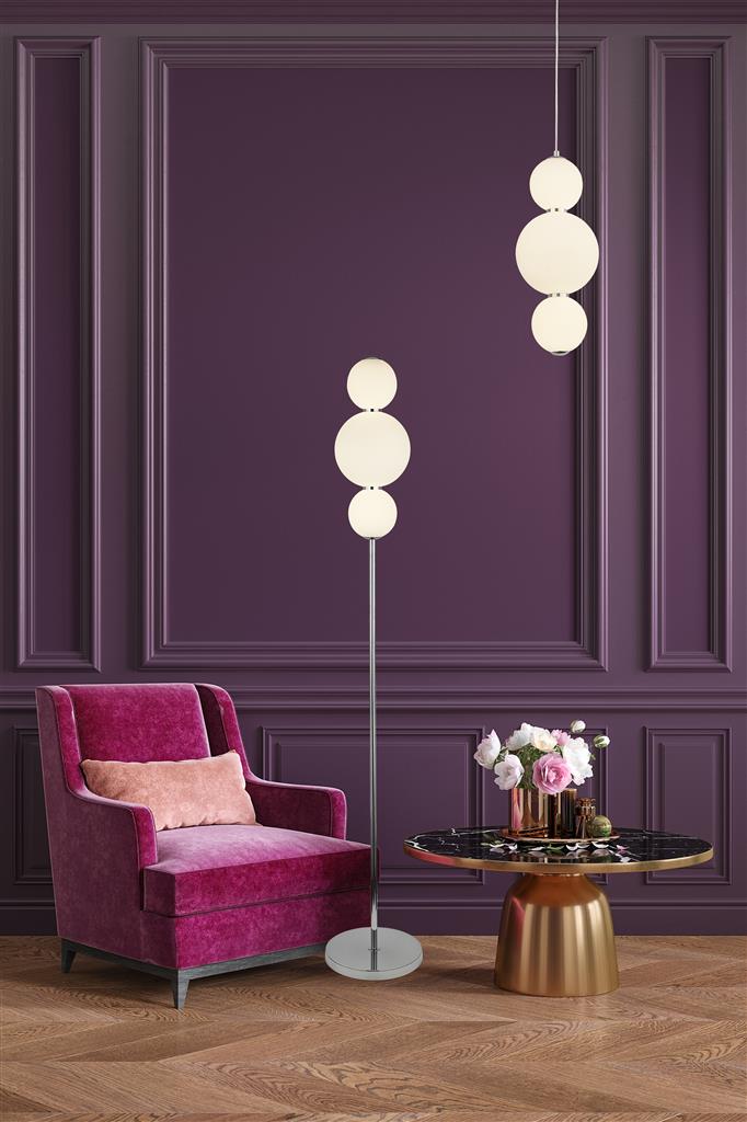 Snowball Ø18 Krom Taklampe Fra Searchlight - Snowball er en pendellampe som virkelig skiller seg ut – Med sine runde opalglasskjermer og et hint av krom har den et mykt, nesten taktilt uttrykk som mange andre lamper mangler.