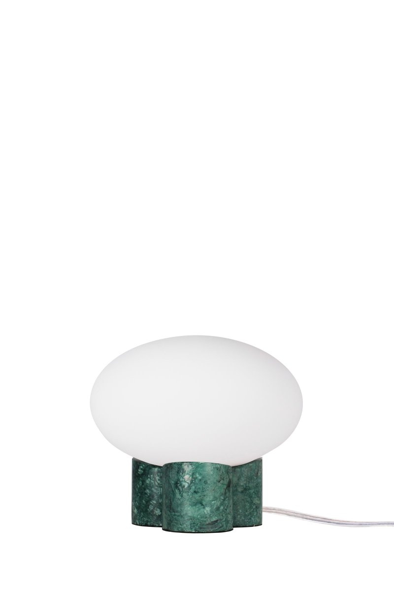 Mammut 18cm Grønn bordlampe Fra Globen Lighting - Mammut er en eksklusiv og leken bordlampe med sine korte ben og store glasskuppel.