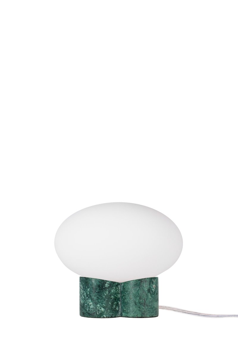 Mammut 18cm Grønn bordlampe Fra Globen Lighting - Mammut er en eksklusiv og leken bordlampe med sine korte ben og store glasskuppel.