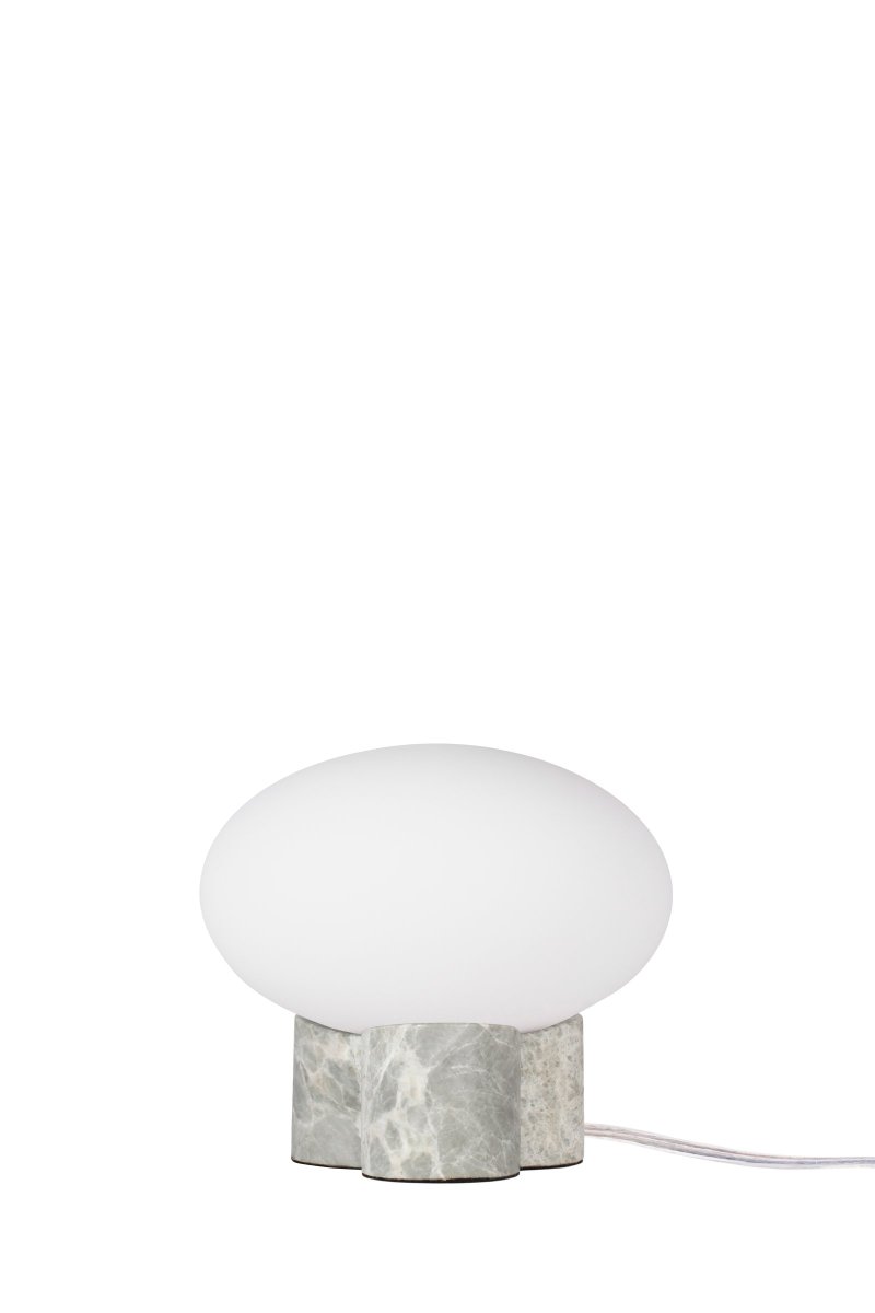 Mammut 18cm Grå bordlampe Fra Globen Lighting - Mammut er en eksklusiv og leken bordlampe med sine korte ben og store glasskuppel.