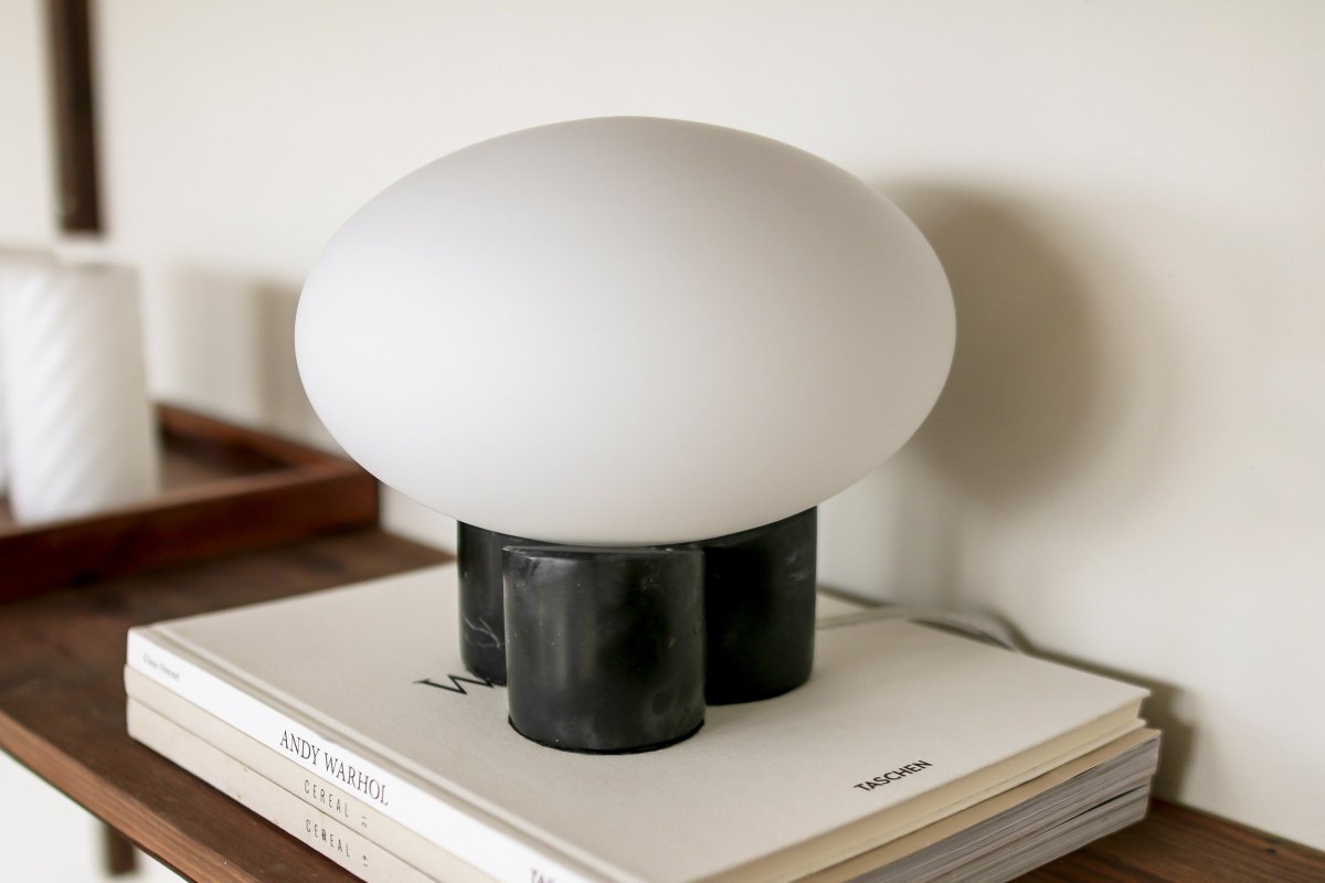 Mammut 18cm Svart bordlampe Fra Globen Lighting - Mammut er en eksklusiv og leken bordlampe med sine korte ben og store glasskuppel.