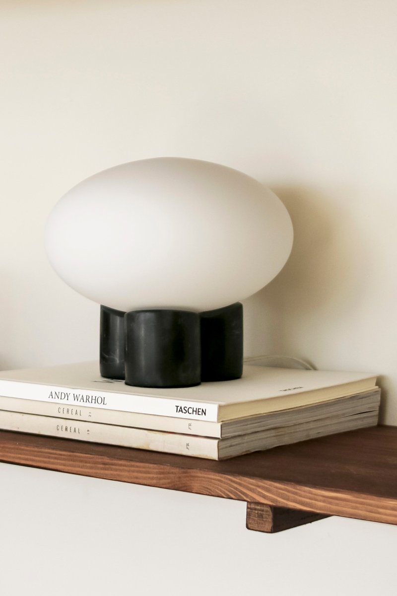 Mammut 18cm Svart bordlampe Fra Globen Lighting - Mammut er en eksklusiv og leken bordlampe med sine korte ben og store glasskuppel.