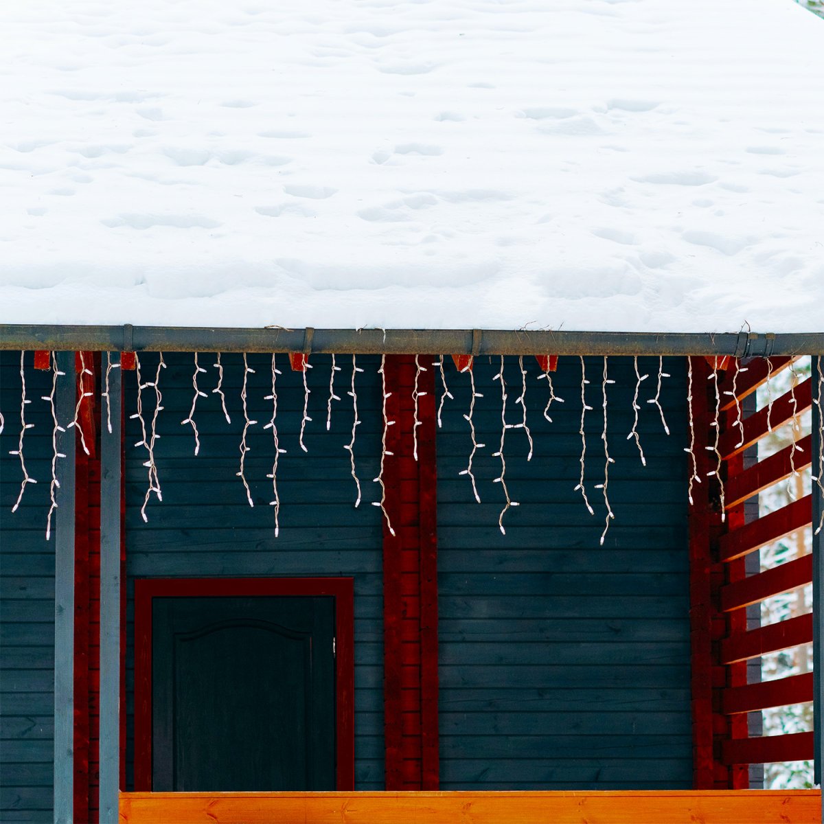 Ice Gjennomsiktig Fra Lightson - Ice er en dekorativ istapl&oslash;kke med istapper i lengder fra 30cm til 70cm.