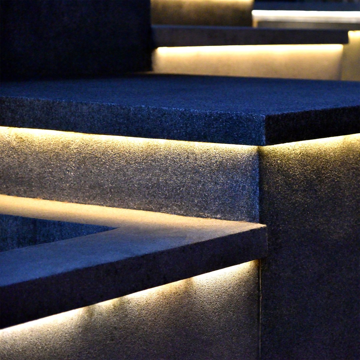 Strip (5m) Hvit Fra Lightson - Den bøyelige og fleksible lysstripen (5m med 3m startkabel) gir et homogent varmhvitt lys, Perfekt for steder hvor det noen ganger kan være vanskelig å belyse jevnt og hvor du ønsker å forsterke linjer i tregulv eller fasader.