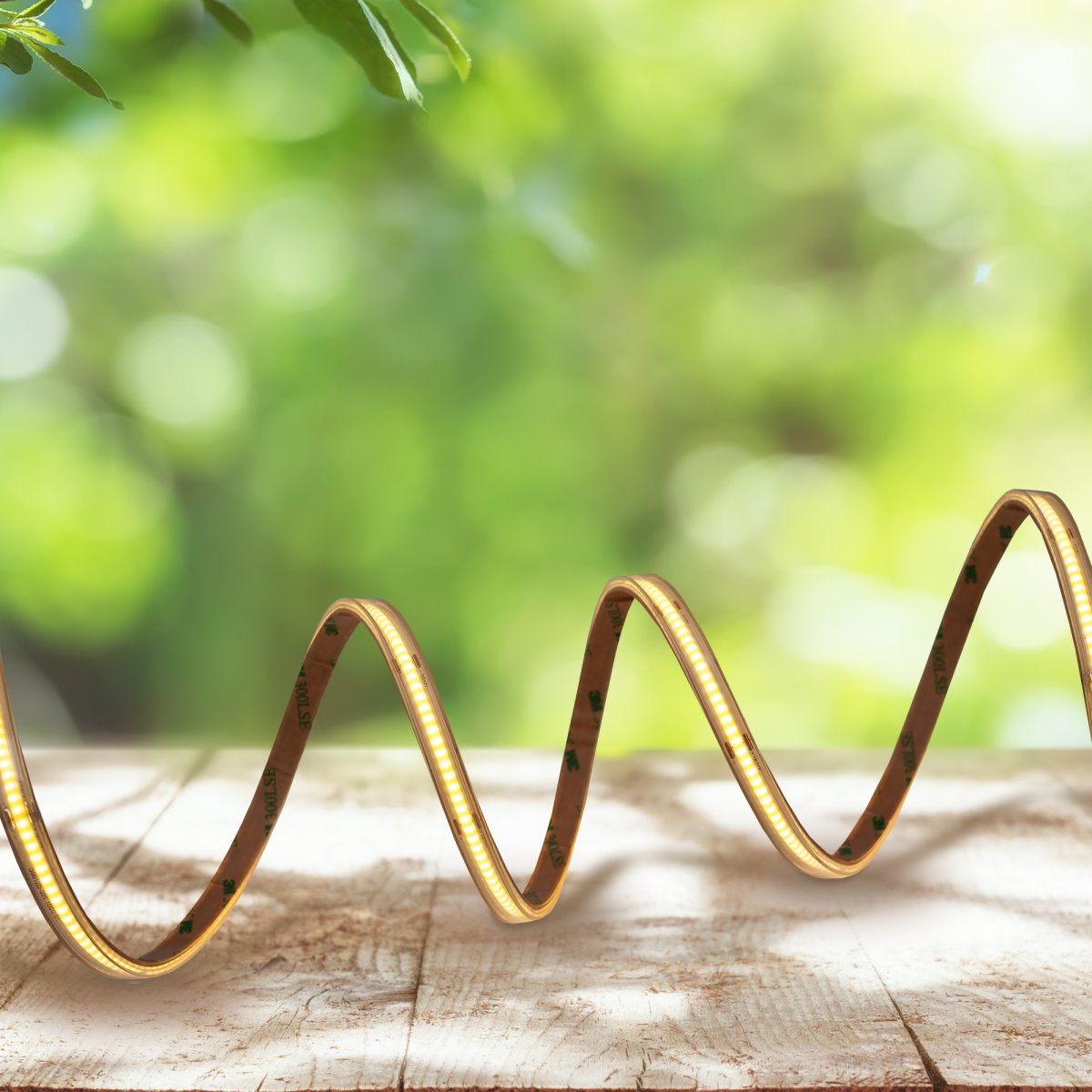 Strip (5m) Hvit Fra Lightson - Den bøyelige og fleksible lysstripen (5m med 3m startkabel) gir et homogent varmhvitt lys, Perfekt for steder hvor det noen ganger kan være vanskelig å belyse jevnt og hvor du ønsker å forsterke linjer i tregulv eller fasader.