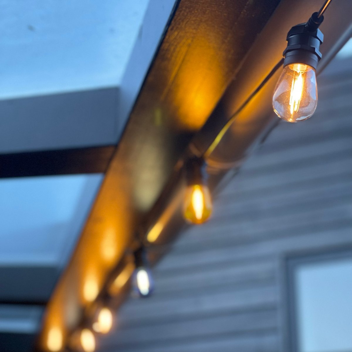 Cosy Svart Fra Lightson - &Oslash;nsker du en lengre sl&oslash;yfe &ndash; koble flere Cozy etter hverandre opp til totalt 6 lyssl&oslash;yfer, som kan gi en total lengde p&aring; 30 meter.