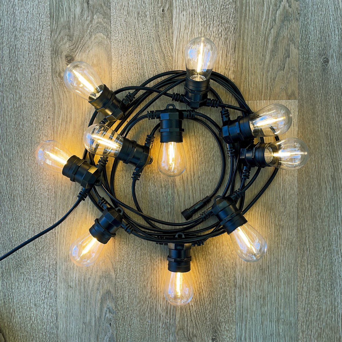 Cosy Svart Fra Lightson - &Oslash;nsker du en lengre sl&oslash;yfe &ndash; koble flere Cozy etter hverandre opp til totalt 6 lyssl&oslash;yfer, som kan gi en total lengde p&aring; 30 meter.