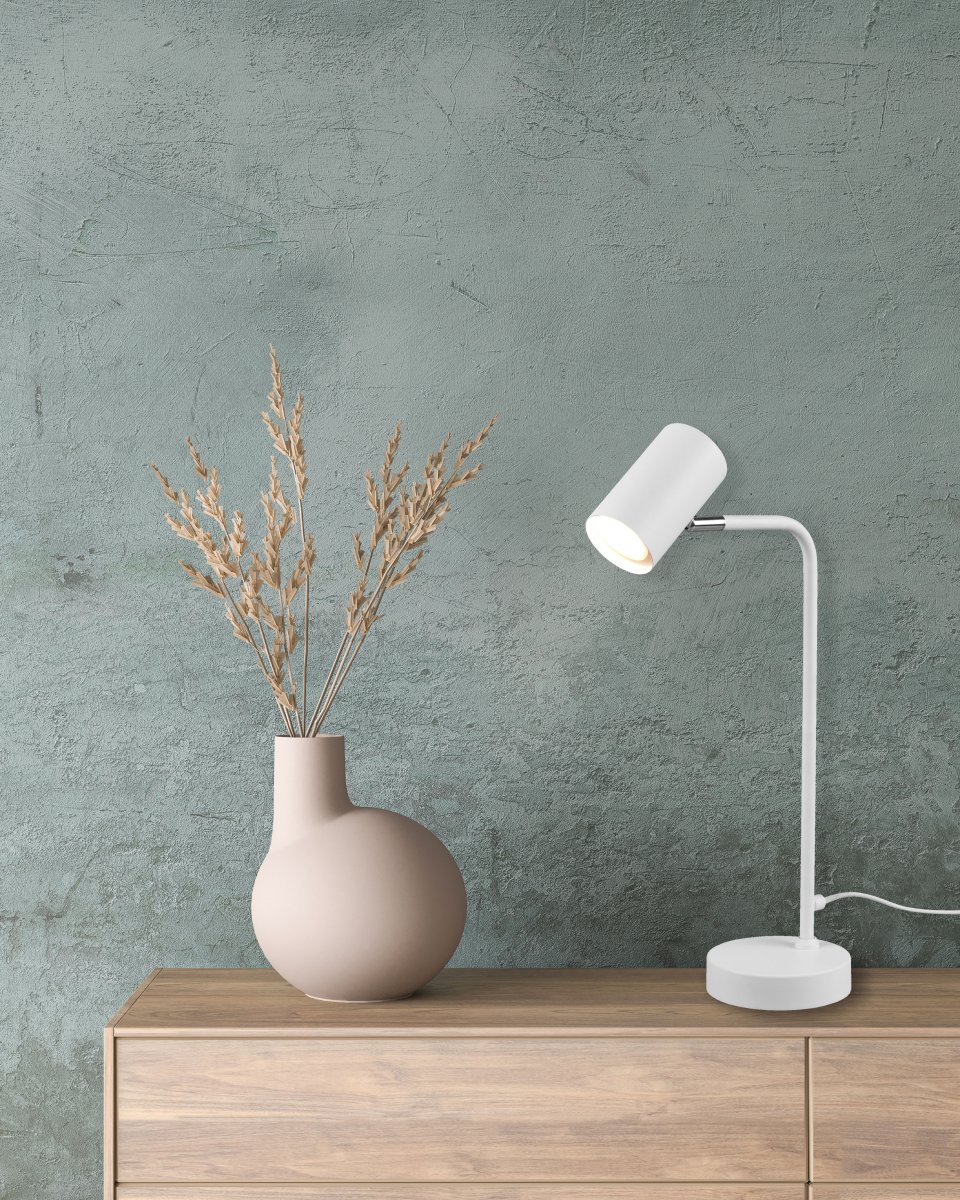 Marley 45cm Hvit skrivebordslampe Fra Trio Lighting - Lampehodet er justerbart og kan rettes både opp og ned, noe som gjør det perfekt som leselampe på; skrivebordet eller som aksentbelysning på en byr&aring;.
