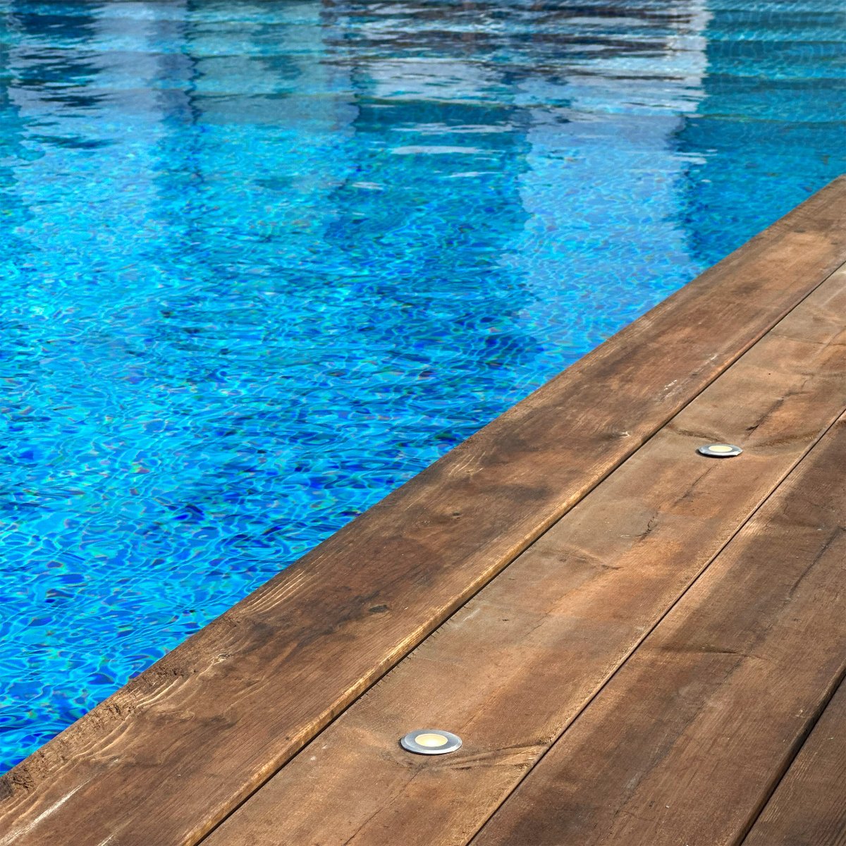 Dexter 10 Sølv Fra Lightson - P&aring; en brygge eller langs en korridor, kan du skape en myk str&oslash;m av lys mens lyset viser vei.