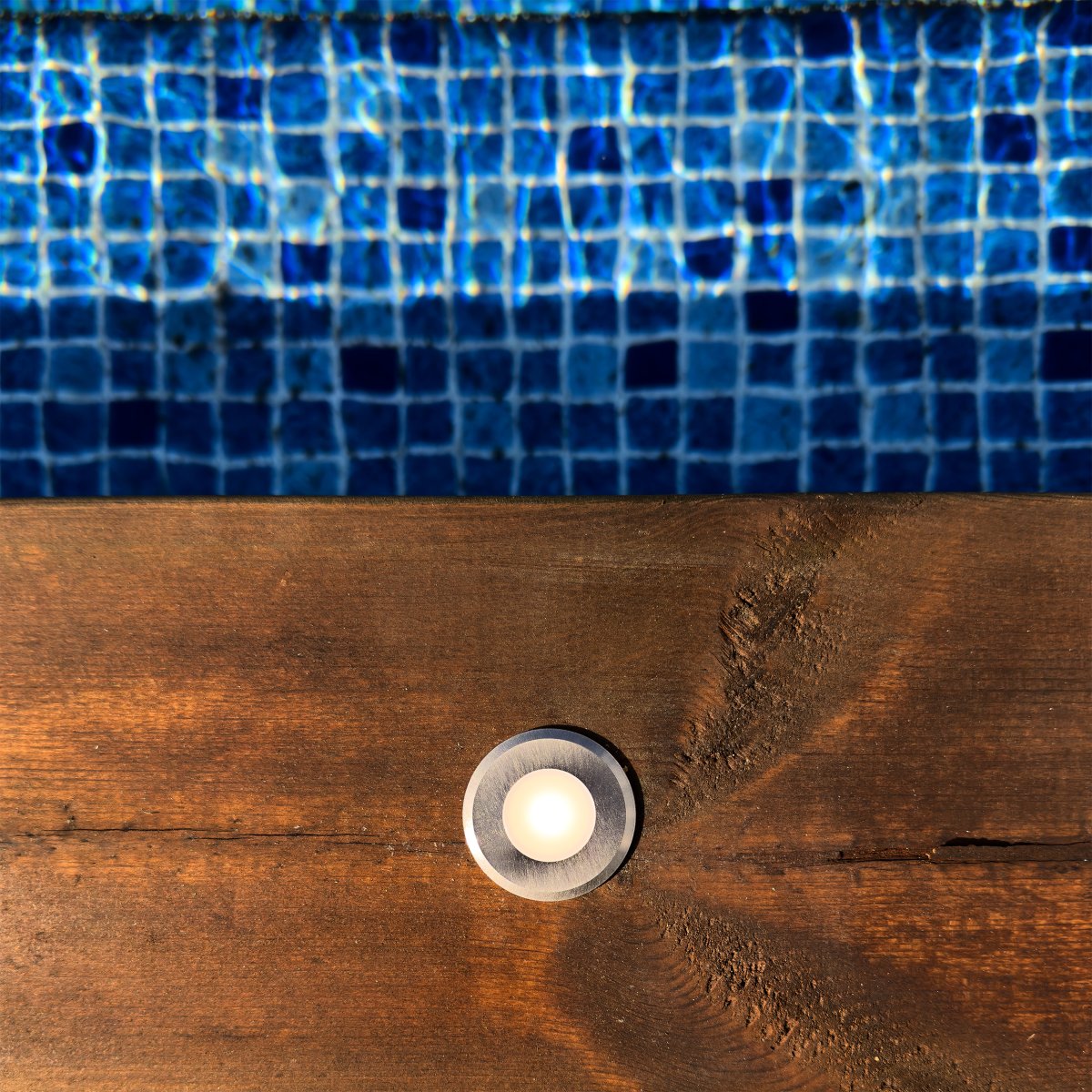 Dexter 10 Sølv Fra Lightson - P&aring; en brygge eller langs en korridor, kan du skape en myk str&oslash;m av lys mens lyset viser vei.