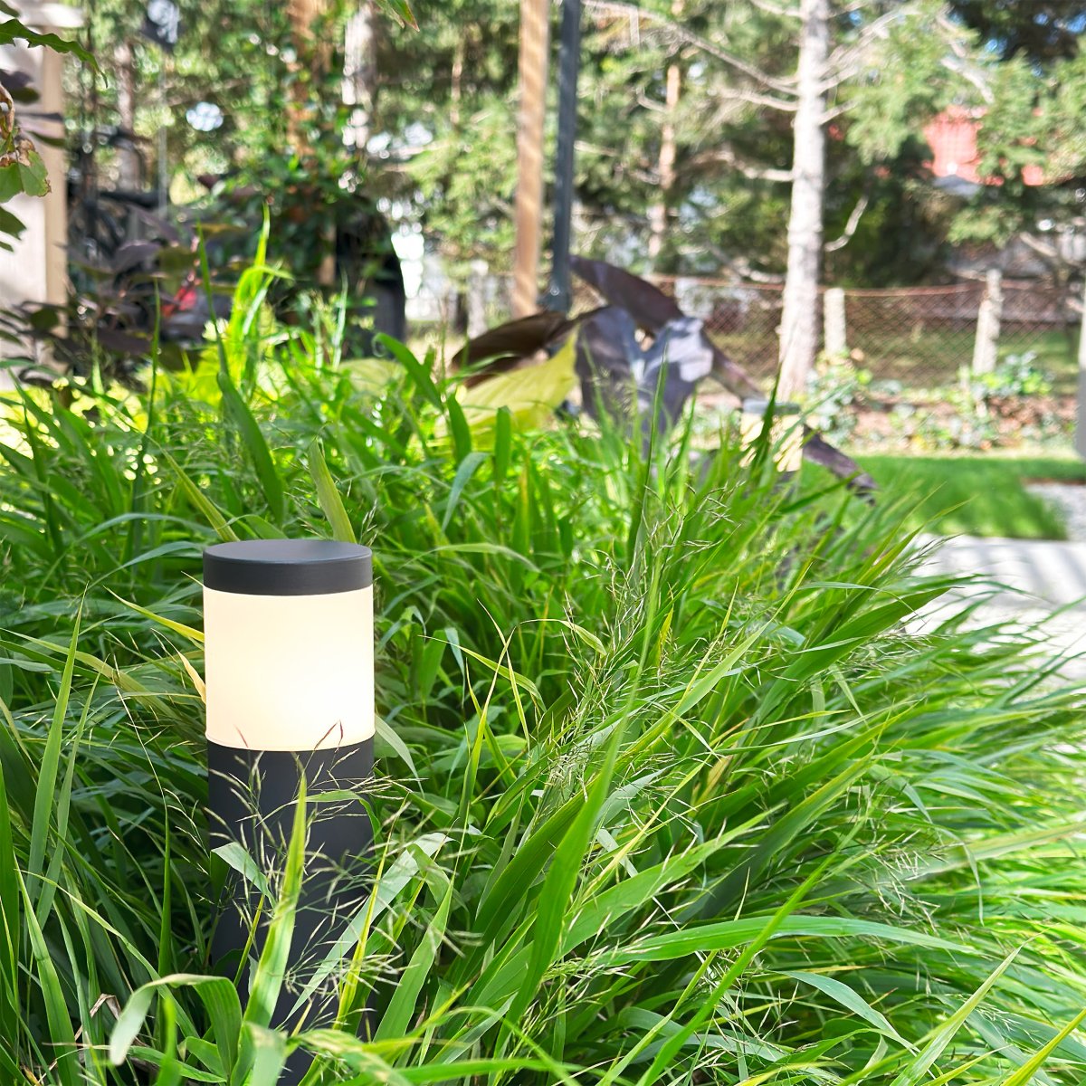 Polly Mørk grå Fra Lightson - Pullerten Polly er en stilig aluminiumspullert som kan brukes langs korridorer og innkjørsler, samt som markeringslys ved for eksempel ganger og porter.