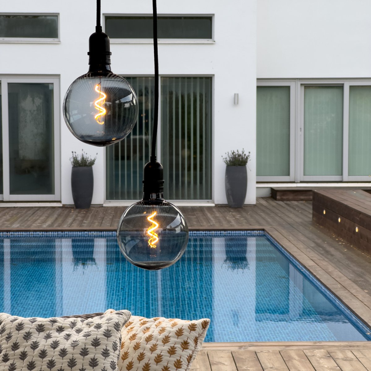 Gravity Svart Fra Lightson - Sammen skaper Gravity og lyskilden en lampe som kan henges over et spisebord, salongbord, eller i et hjørne av for eksempel en pergola.