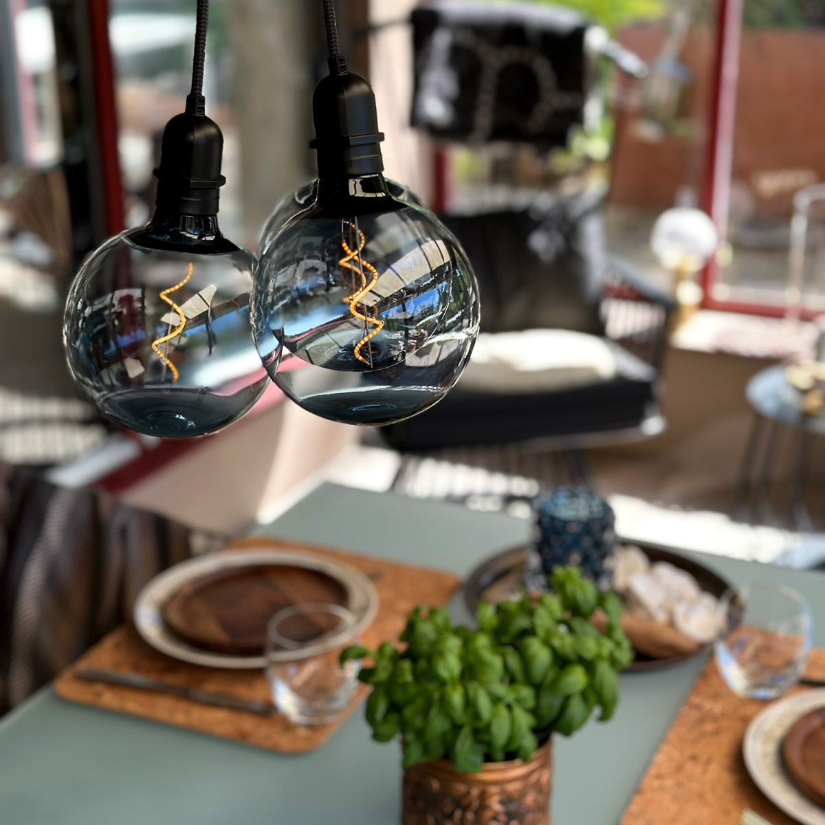 Gravity Svart Fra Lightson - Sammen skaper Gravity og lyskilden en lampe som kan henges over et spisebord, salongbord, eller i et hjørne av for eksempel en pergola.