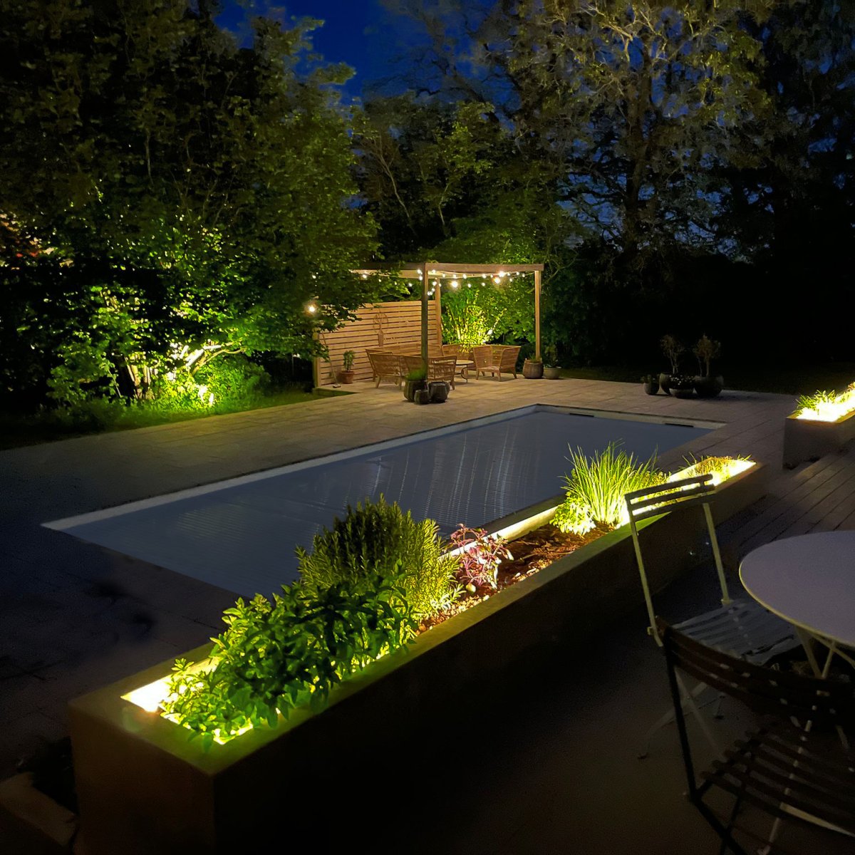Strip (2.5m) Gjennomsiktig Fra Lightson - Du kan også&aring; fest den på innsiden av en potte eller et blomsterbed der det kan være vanskelig å få til en fin og jevn lett flyt.