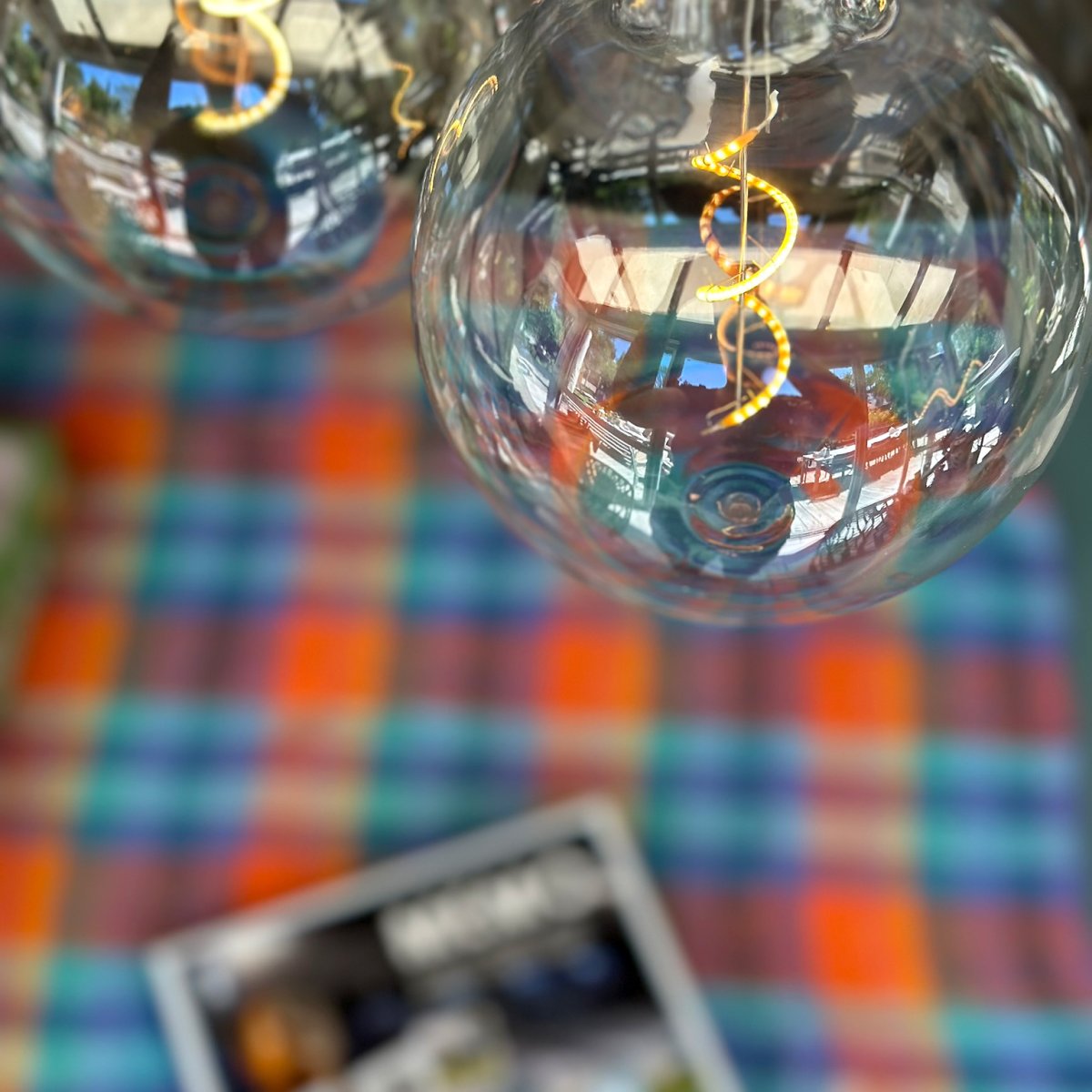 Deco bulb XL Gjennomsiktig Fra Lightson - Denne dekorasjonspæren med gjennomsiktig værbestandig kopp i XL-format (12cm) passer perfekt til Gravity-pendelen, men også til festløkken Cozy.