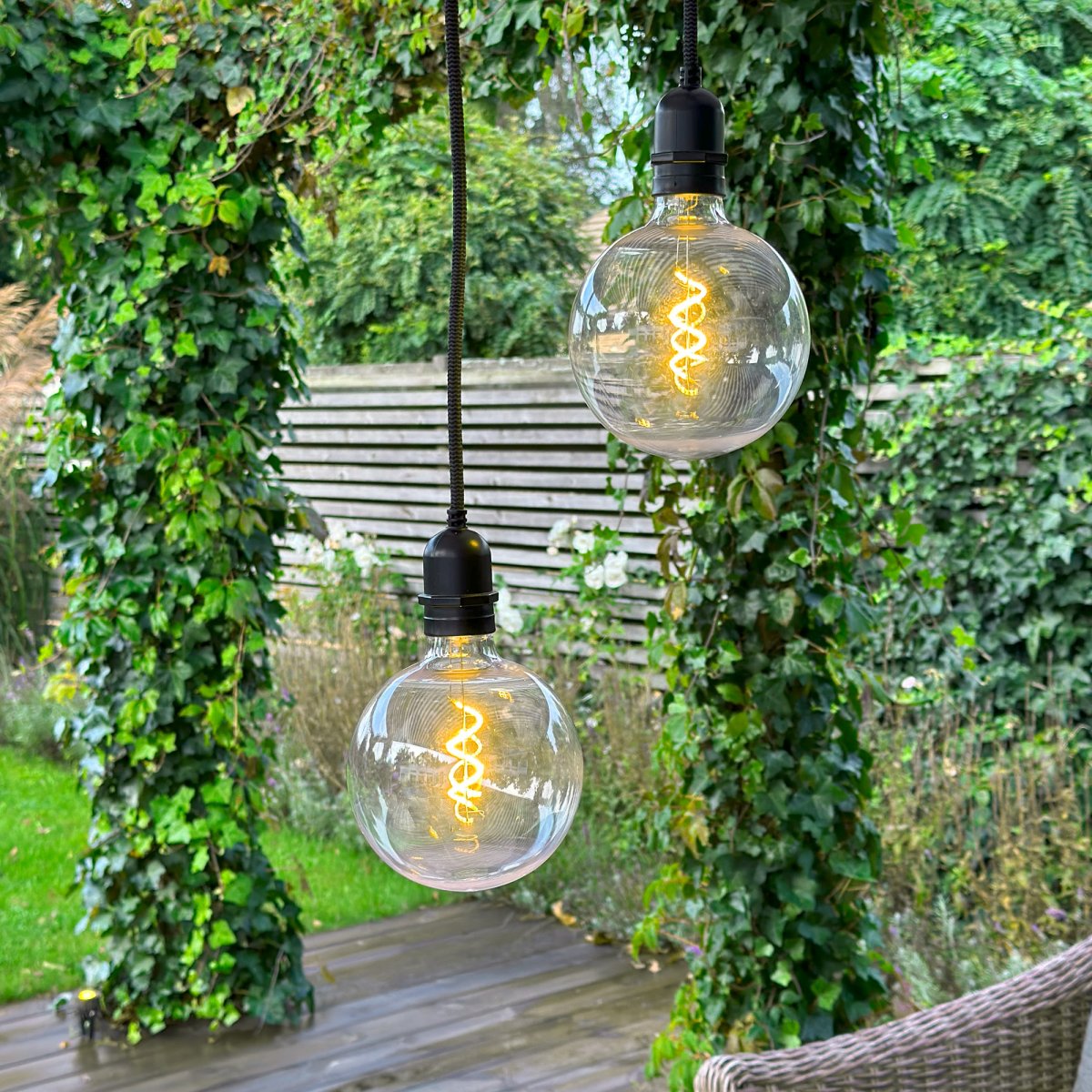 Deco bulb XL Gjennomsiktig Fra Lightson - Denne dekorasjonspæren med gjennomsiktig værbestandig kopp i XL-format (12cm) passer perfekt til Gravity-pendelen, men også til festløkken Cozy.