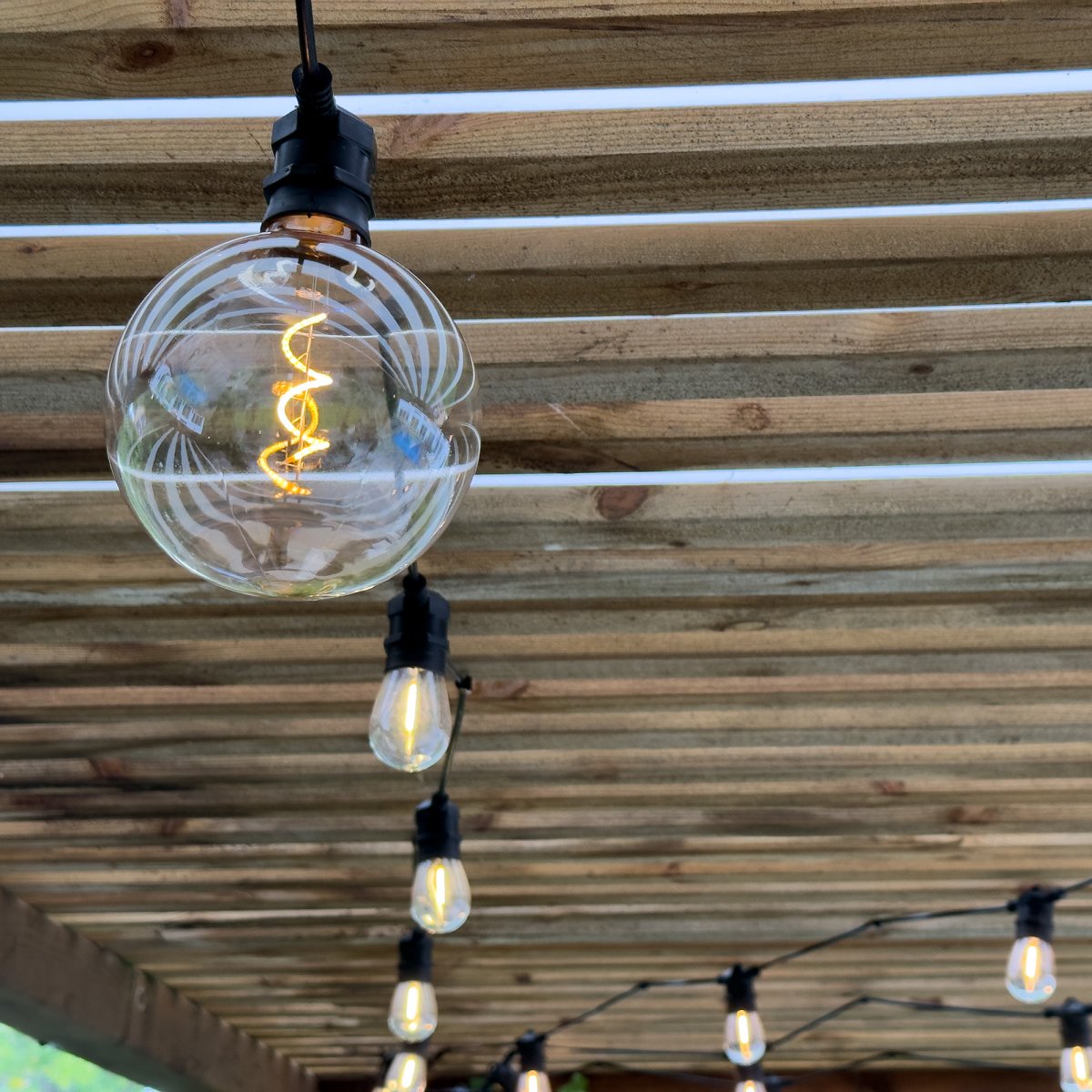Deco bulb XL Gjennomsiktig Fra Lightson - Denne dekorasjonspæren med gjennomsiktig værbestandig kopp i XL-format (12cm) passer perfekt til Gravity-pendelen, men også til festløkken Cozy.