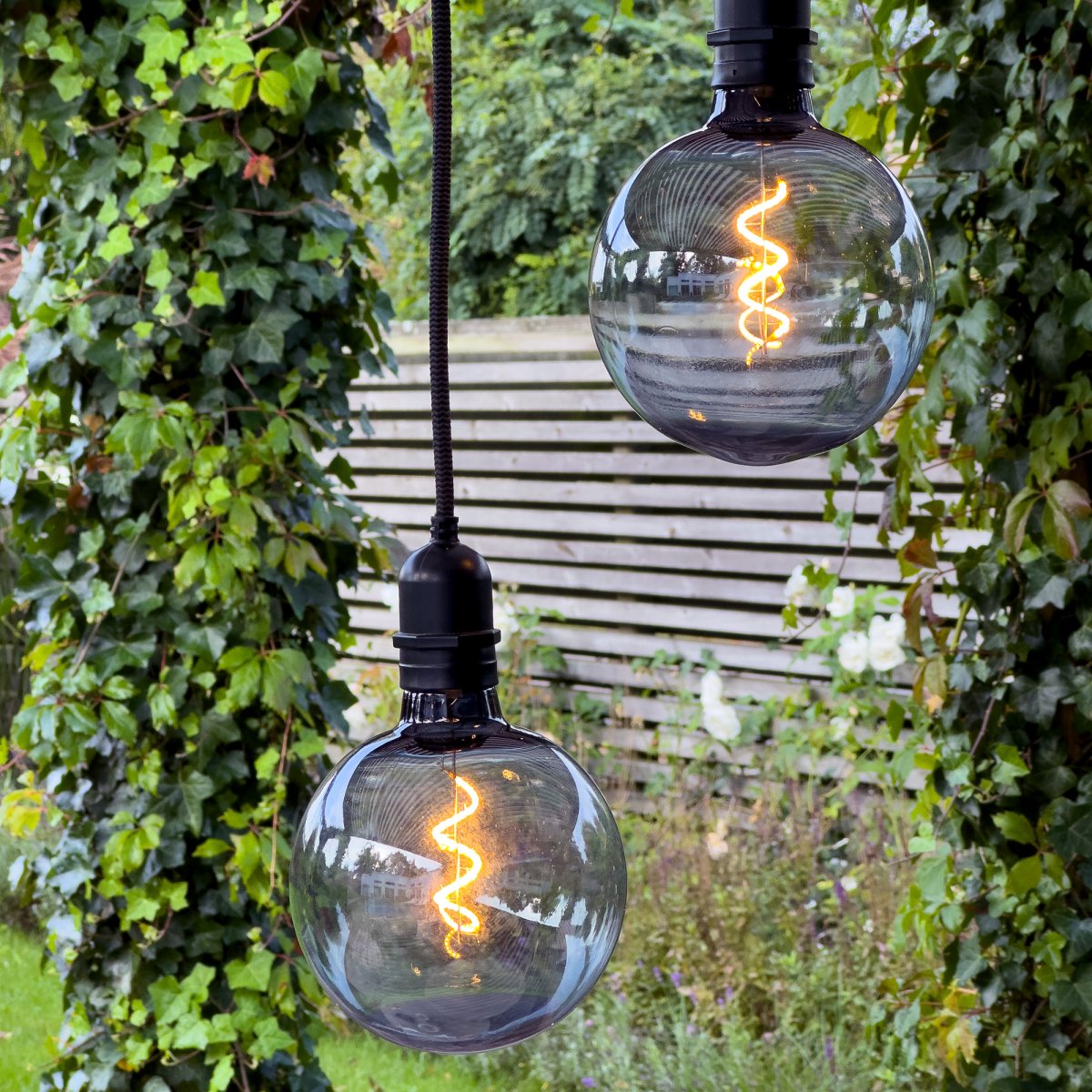 Deco bulb XL Røykfarget Fra Lightson - Denne Deco-pæren med en røykfarget, verdig kopp i XL-format (12cm) passer perfekt til Gravity-pendelen, men også til festløkken Cozy.