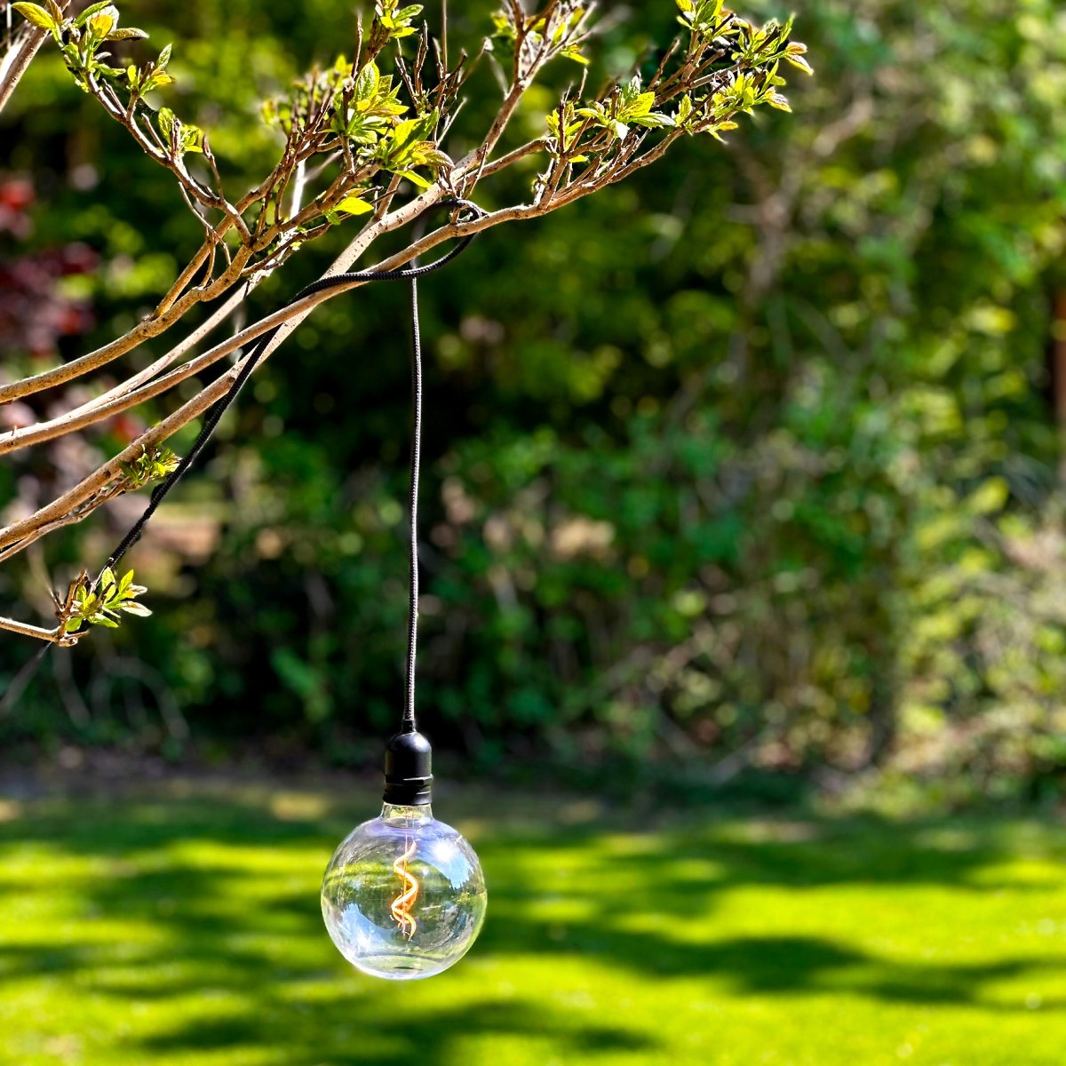 Deco bulb XL Røykfarget Fra Lightson - Denne Deco-pæren med en røykfarget, verdig kopp i XL-format (12cm) passer perfekt til Gravity-pendelen, men også til festløkken Cozy.