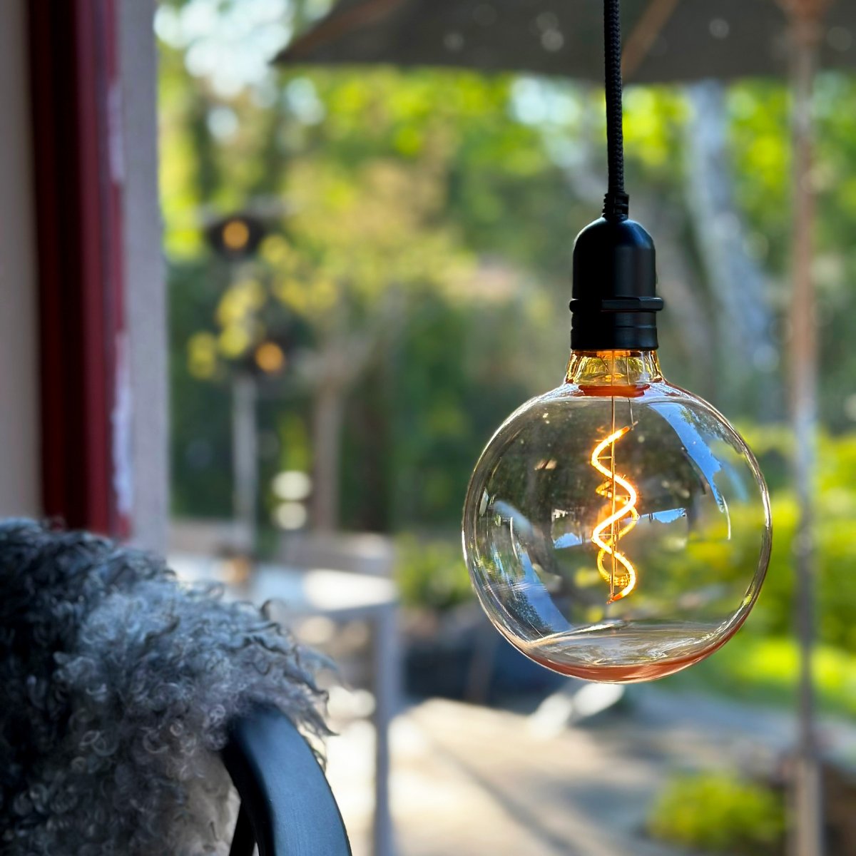 Deco bulb XL Årgang Fra Lightson - Denne Deco-pæren med kobberfarget verdikopp i XL-format (12cm) passer perfekt til Gravity-pendelen, men også til festløkken Cozy.