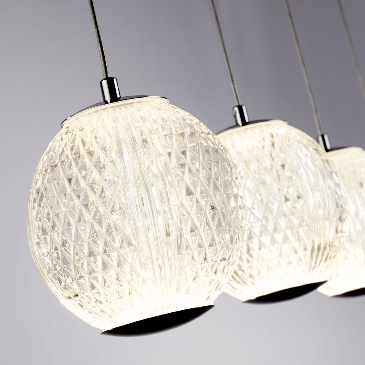 Allure 100cm Krom Taklampe Fra Searchlight - Med fem glober i teksturert akryl og en kromfinish er den et skikkelig blikkfang – Selv når den er av.