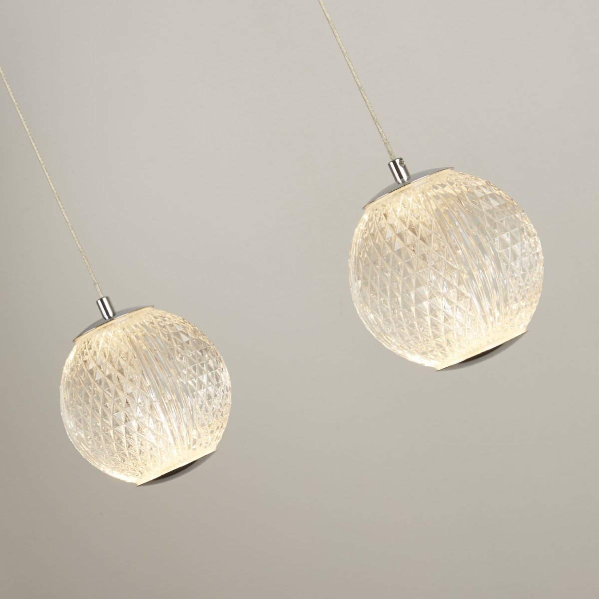 Allure 100cm Krom Taklampe Fra Searchlight - Med fem glober i teksturert akryl og en kromfinish er den et skikkelig blikkfang – Selv når den er av.