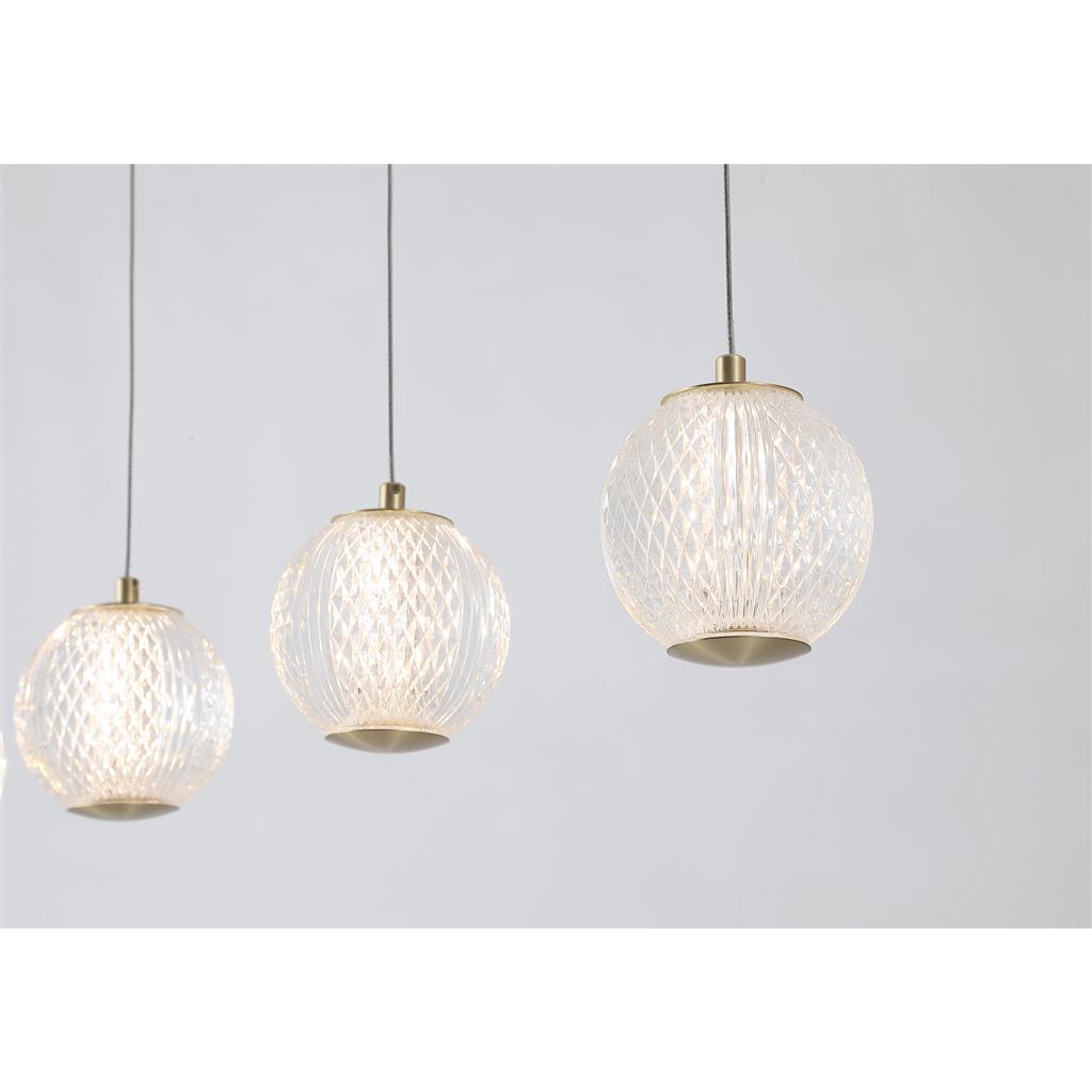 Allure 100cm Messing Taklampe Fra Searchlight - Med fem glober i teksturert akryl og sateng messingfinish er den et skikkelig blikkfang – Selv når den er av.