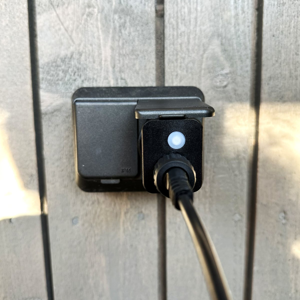 Cozy Start 5m Svart Fra Lightson - Sl&oslash;yfen er 5m lang og utstyrt med 10 utskiftbare lyskilder + 5m tilkoblingskabel og transformator For st&oslash;rre arealer kan du koble opp til 6 sl&oslash;yfer og lage et imponerende lysarrangement med en total lengde p&aring;; hele 30m.