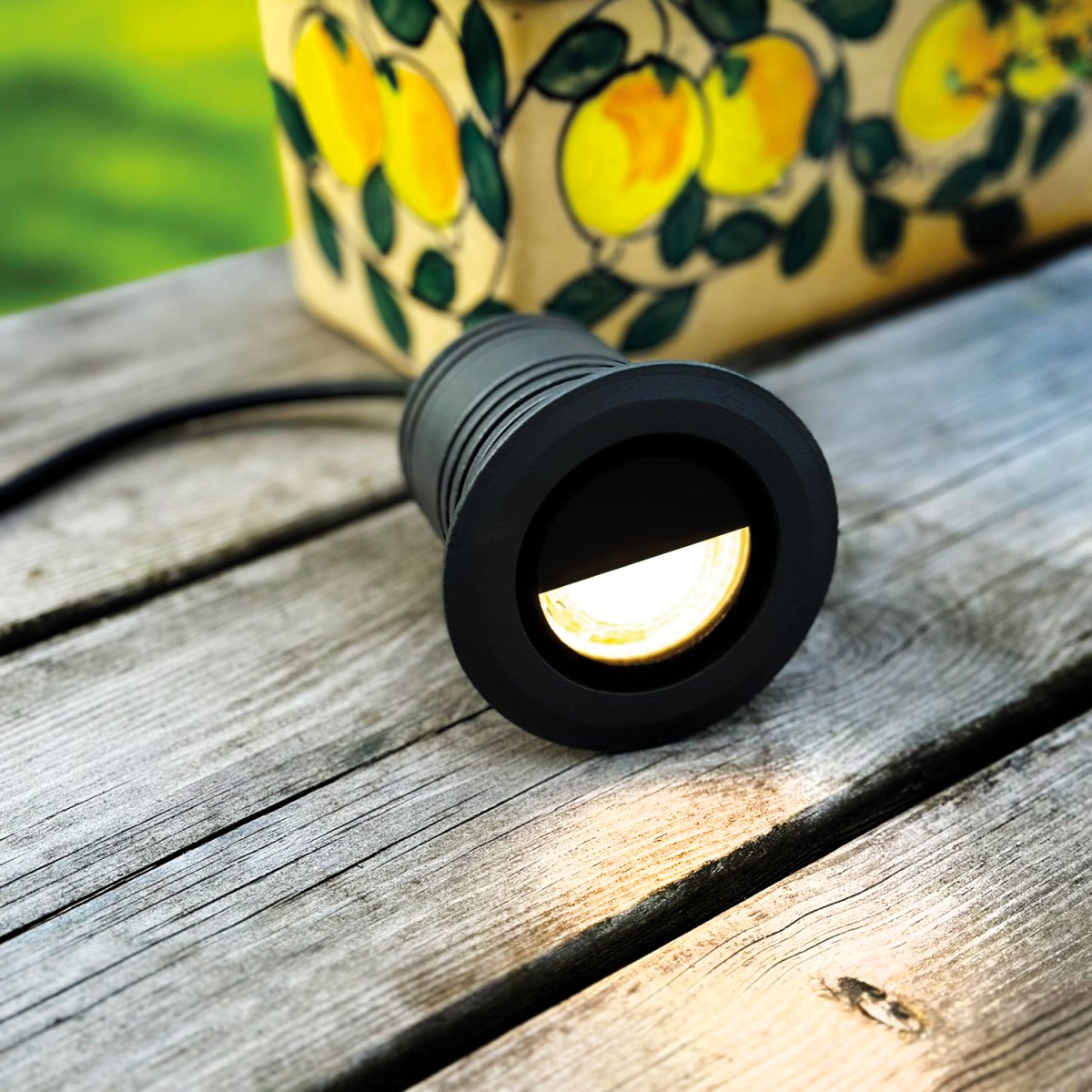 Onyx Mørk grå Fra Lightson - Att belysa ensamma tr&auml;d som st&aring;r direkt i gr&auml;smattan eller stens&auml;ttningen &auml;r v&auml;ldigt effektfullt f&ouml;r en tr&auml;dg&aring;rd.