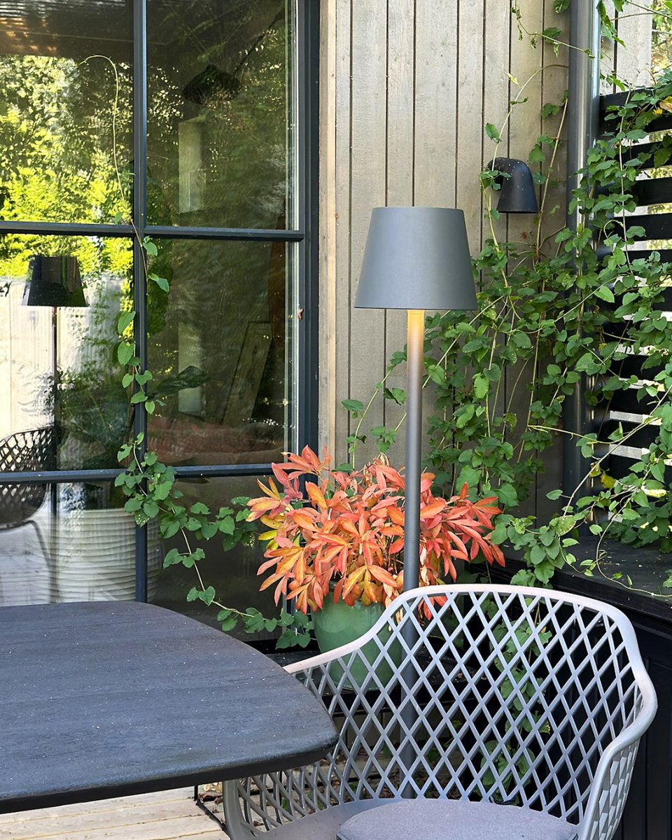 Sofy Mørkegrå Fra Lightson - Sofy er en stilig gulvlampe i m&oslash;rkegr&aring;tt aluminium, spesialdesignet for &aring; skape en koselig og hyggelig atmosf&aelig;re i dine utemilj&oslash;er.