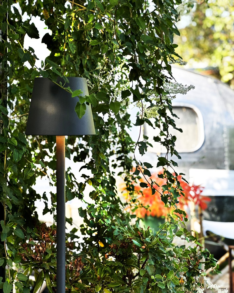 Sofy Mørkegrå Fra Lightson - Sofy er en stilig gulvlampe i m&oslash;rkegr&aring;tt aluminium, spesialdesignet for &aring; skape en koselig og hyggelig atmosf&aelig;re i dine utemilj&oslash;er.