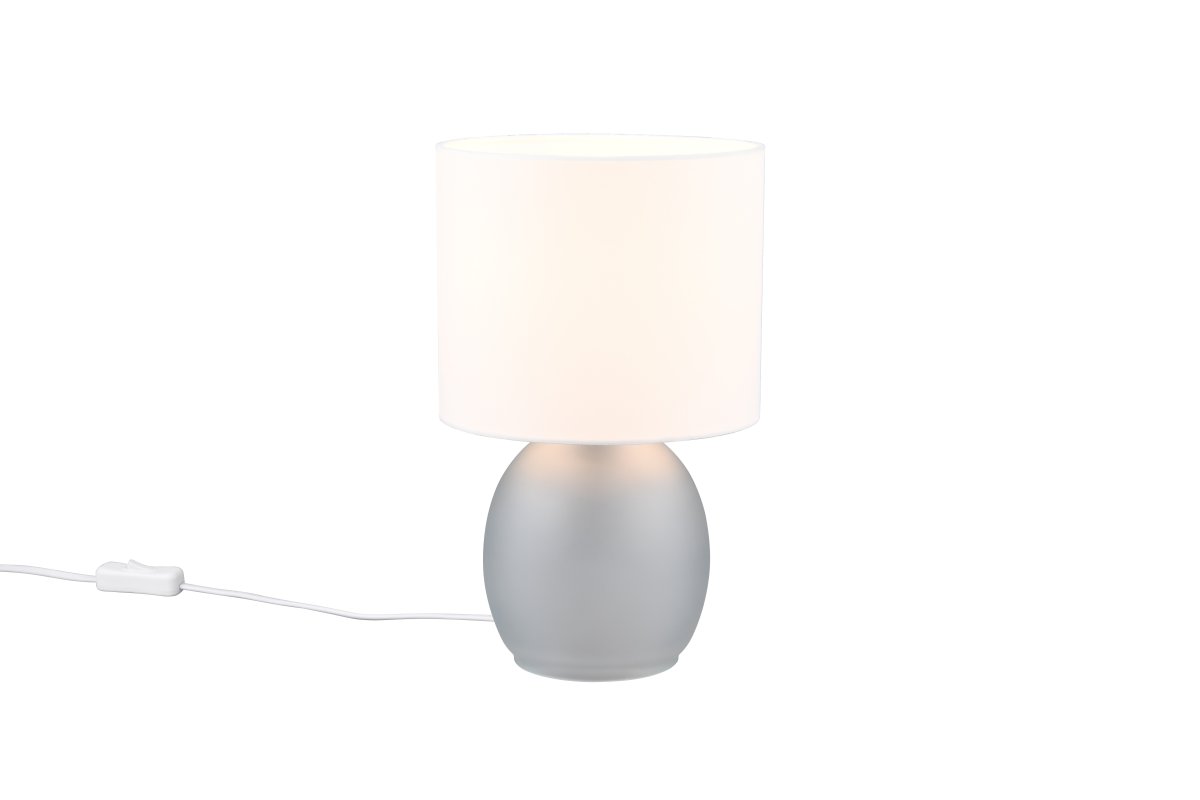 Vela 30cm Grå bordlampe Fra Trio Lighting - Den sofistikerte fargekombinasjonen av hvitt og grått fullfører designet til lampen og gir et moderne preg, noe som gjør den til en ideell interiørdetalj i hjemmet ditt.
