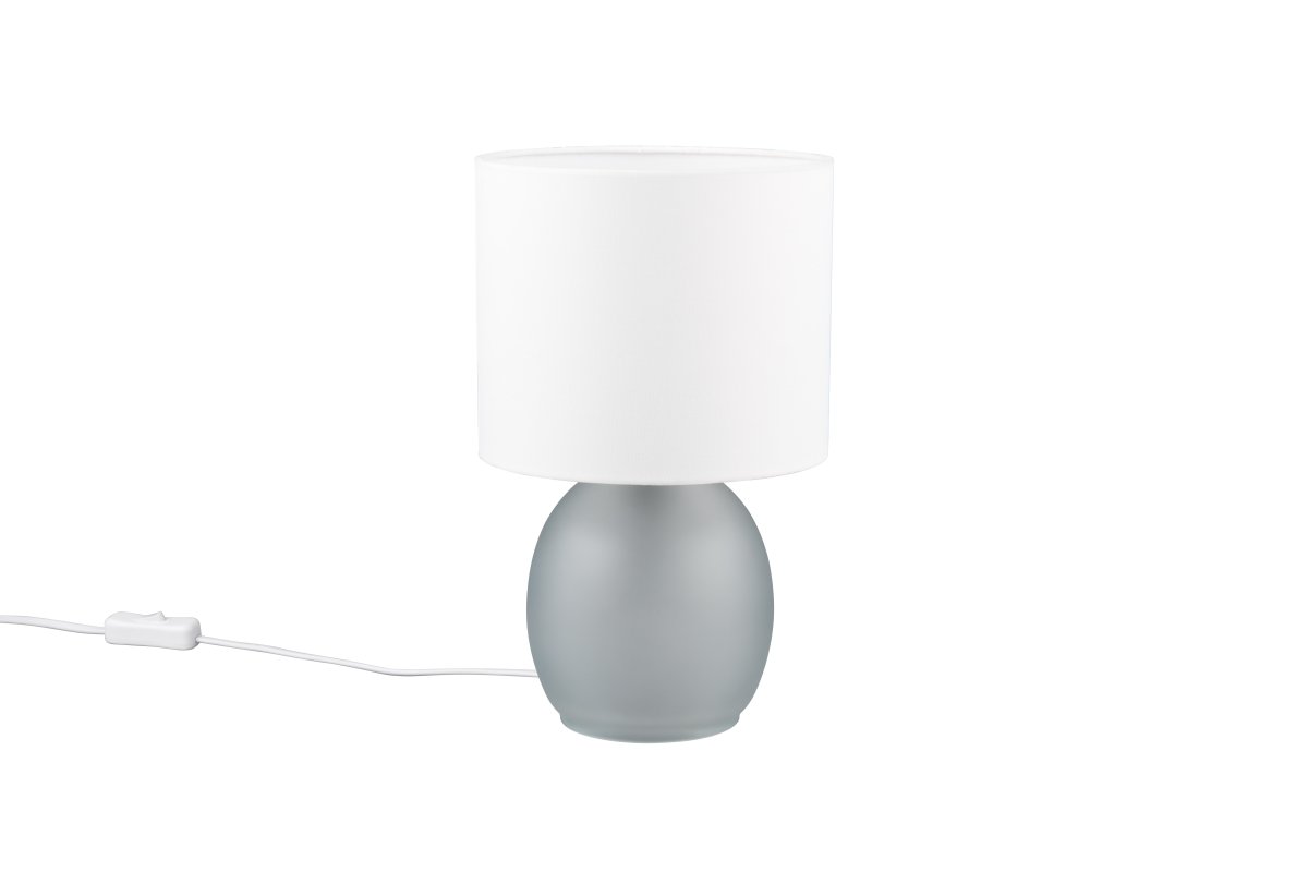 Vela 30cm Grå bordlampe Fra Trio Lighting - Den sofistikerte fargekombinasjonen av hvitt og grått fullfører designet til lampen og gir et moderne preg, noe som gjør den til en ideell interiørdetalj i hjemmet ditt.