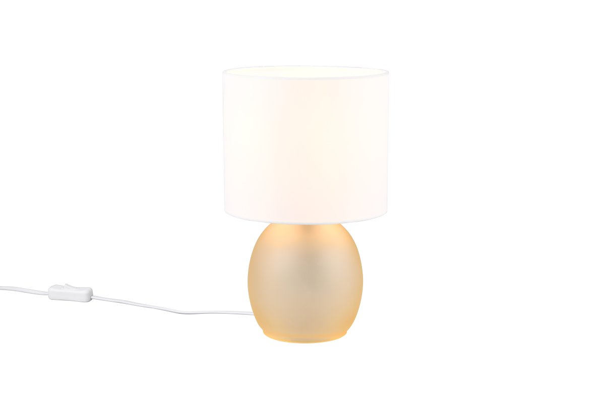 Vela 30cm Rav bordlampe Fra Trio Lighting - Den sofistikerte fargekombinasjonen av hvitt og rav fullf&oslash;rer lampens design og gir den en tidl&oslash;s f&oslash;lelse, noe som gj&oslash;r den til en ideell interi&oslash;rdetalj i hjemmet ditt.
