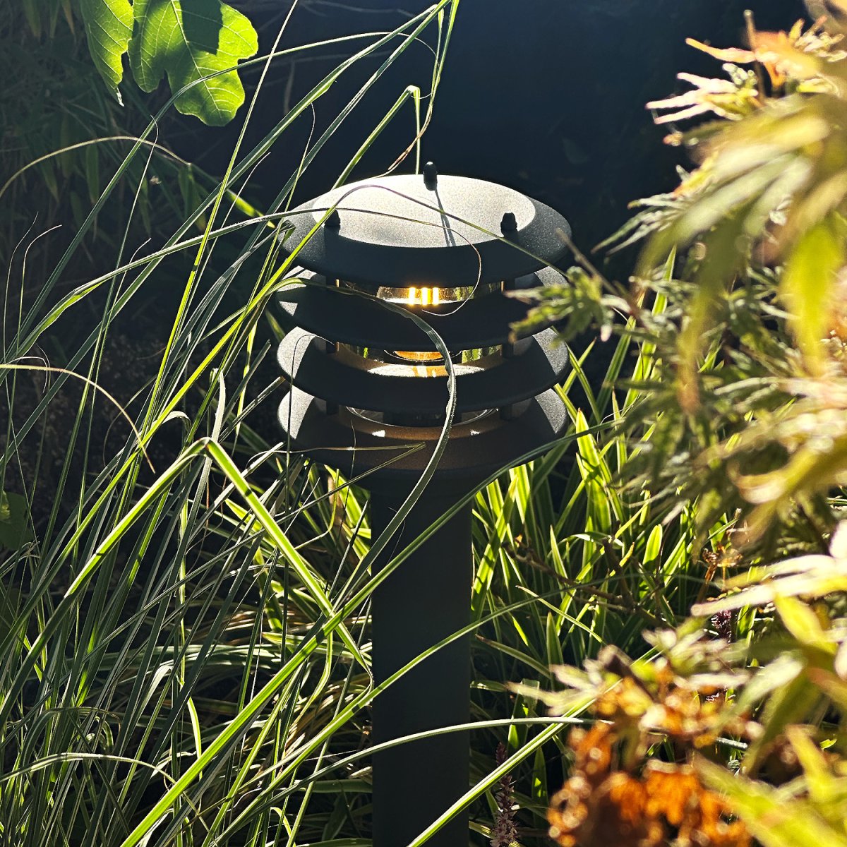 Jupiter Mørkegrå Fra Lightson - Jupiter er en stilig pullert i m&oslash;rkegr&aring; utf&oslash;relse som gir et behagelig og klart ledelys langs gangveier, garasjeoppkj&oslash;rsler og ved innganger.