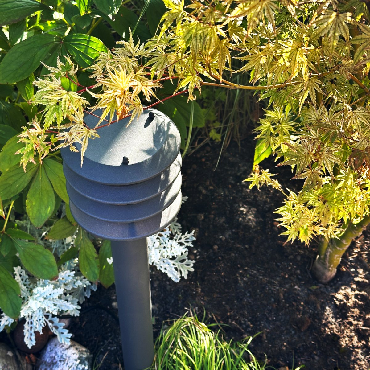 Jupiter Mørkegrå Fra Lightson - Jupiter er en stilig pullert i m&oslash;rkegr&aring; utf&oslash;relse som gir et behagelig og klart ledelys langs gangveier, garasjeoppkj&oslash;rsler og ved innganger.
