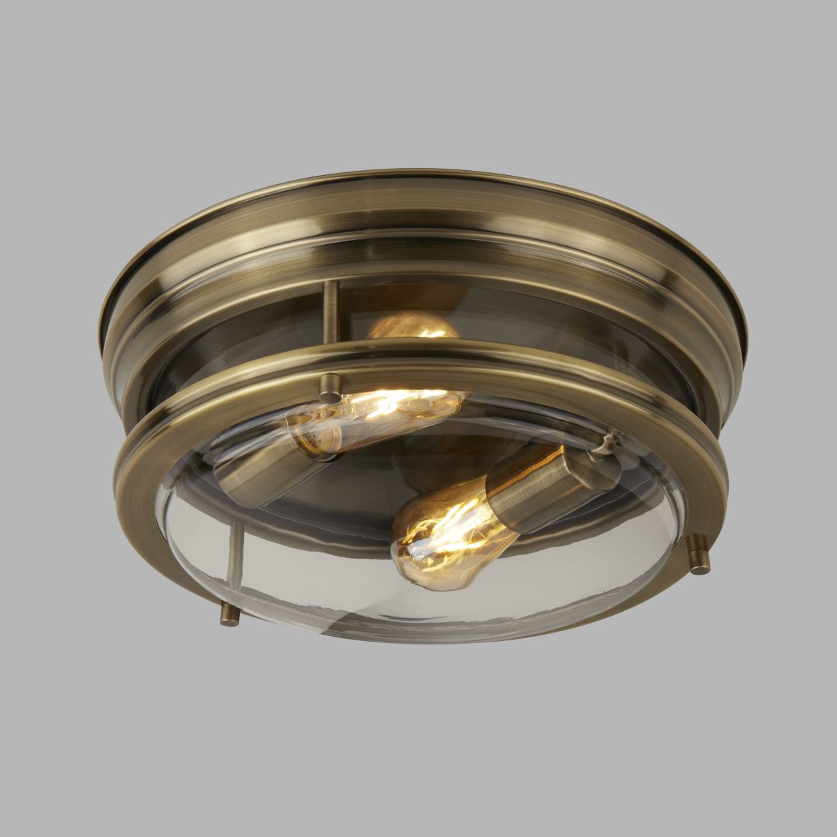 Glasgow Ø35 Antikk messing baderomslampe Fra Searchlight - Gi badet ditt et tidløst og elegant preg med denne taklampen i antikk messing.