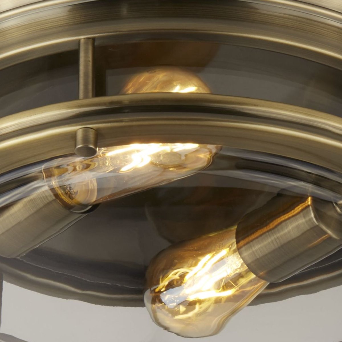Glasgow Ø35 Antikk messing baderomslampe Fra Searchlight - Gi badet ditt et tidløst og elegant preg med denne taklampen i antikk messing.