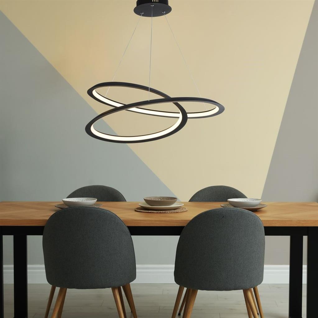 Swirl Ø60 Svart Taklampe Fra Searchlight - Høyden kan justeres slik at lampen passer til både lave og høye tak, og takket være den integrerte LED-teknologien får du energieffektiv belysning som bruker opptil 75 % mindre strøm og varer opptil 20 ganger lenger enn en tradisjonell glødepære.