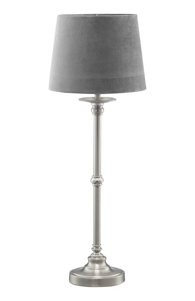 Axel Sammet 58cm Grå bordlampe Fra Pixie Design - Lampefoten laget av metall med satengfinish i kombinasjon med fl&oslash;yelsskjermen i gr&aring;tt skaper en koselig atmosf&aelig;re i rommet.