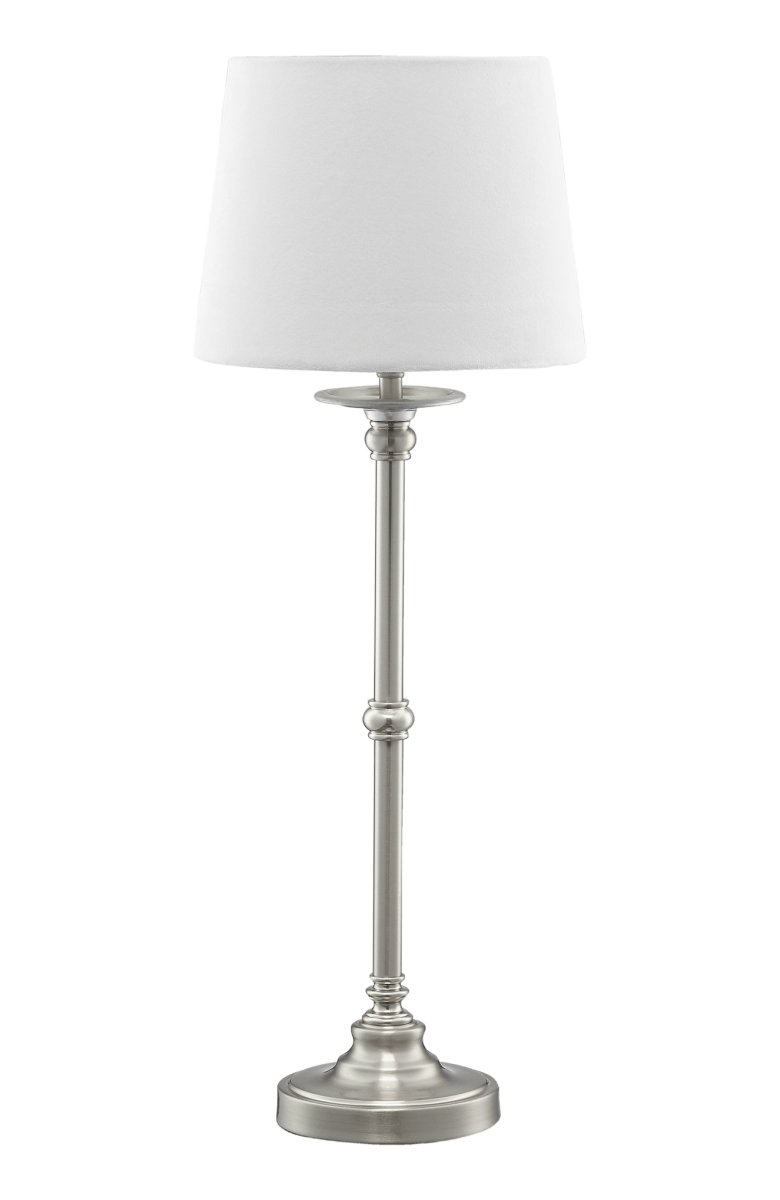 Axel Sammet 58cm Hvit bordlampe Fra Pixie Design - Lampefoten laget av metall med satengfinish i kombinasjon med fl&oslash;yelsskjermen i hvitt skaper en koselig atmosf&aelig;re i rommet.